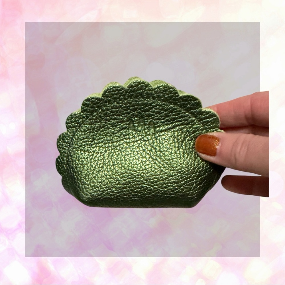 🦄 Portland Leather Small Marigold Pouch
- Metallic Greench (Sold Out Online)!